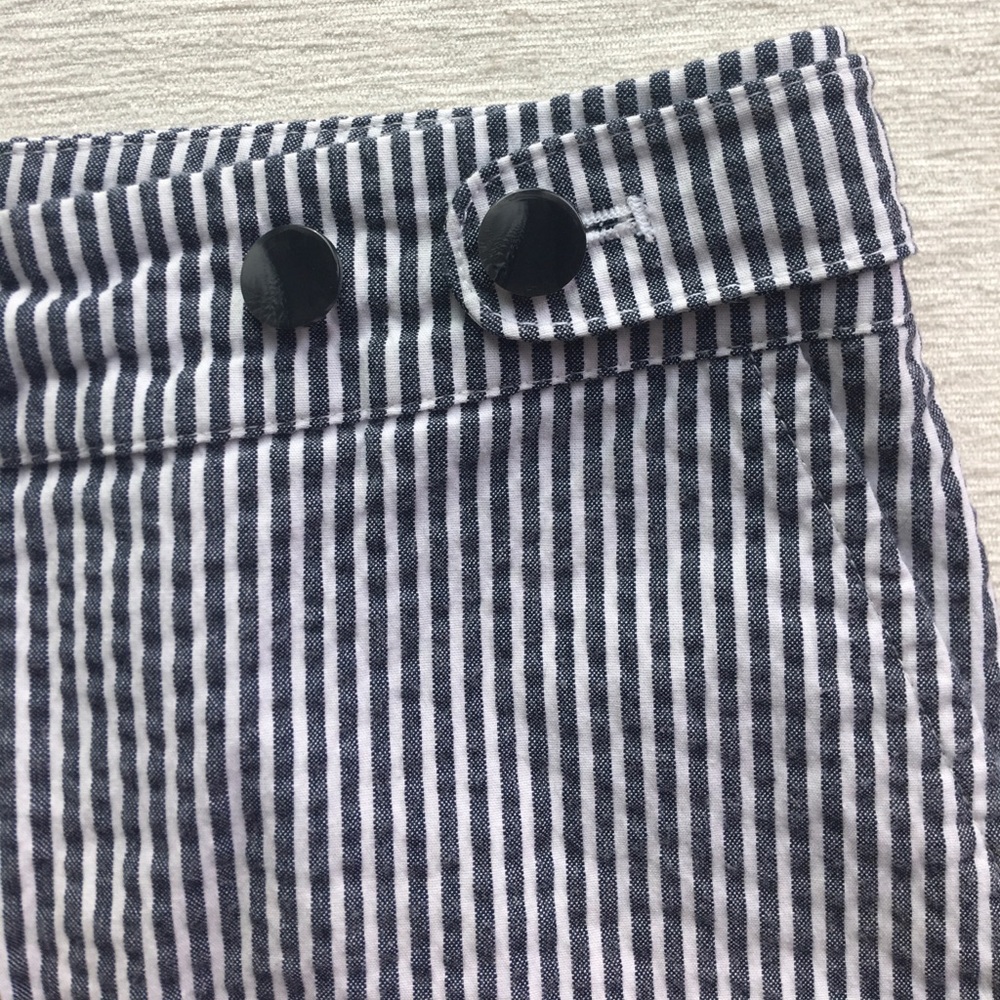 ANN TAYLOR navy/white seersucker skirt